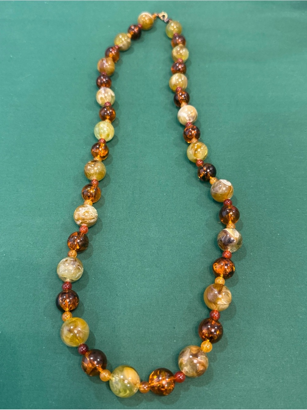 VTG Graduated Beaded Necklace Shades Of Yellow,Amber, Brown. 112F
